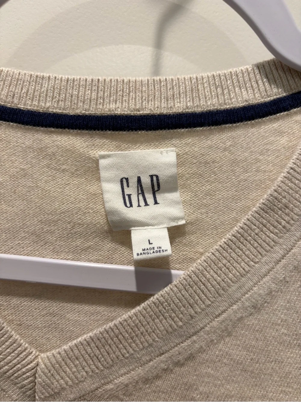 GAP Men's V-Neck Sweater in Beige Cream